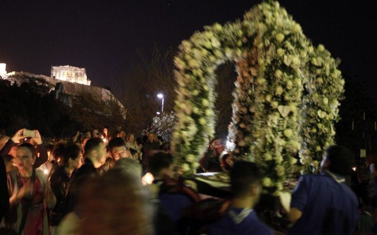 Επιτάφιος κάτω από την Ακρόπολη – Δείτε τις εικόνες